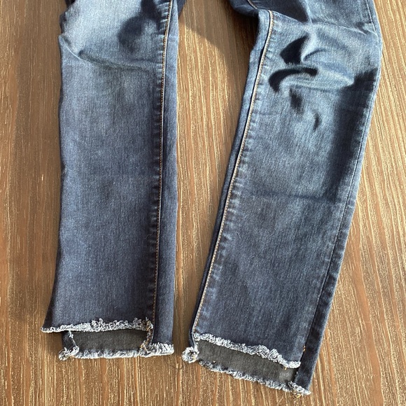 BDG ladies jeans in size 26 with raw edge hem. - Picture 9 of 11